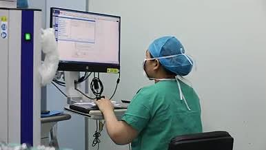 手术室术前准备医生电脑前新冠肺炎视频的预览图